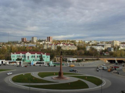 В Камышине привлекается к ответственности предпринимательница, «оседлавшая» со своей рекламой путепровод