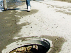 В Камышине воруют крышки канализационных люков даже женщины