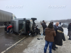 Сотрудники МЧС освободили водителя из сплющенной в «гармошку» ВАЗ-2110 в Волгоградской области