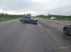 На трассе Камышин - Волгоград 78-летний водитель «заупрямился», не пропустил молодого коллегу и вместе со своей пассажиркой попал в больницу