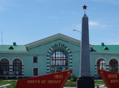 В городе Петров Вал Камышинского района  решили открыть вернисаж на вокзале