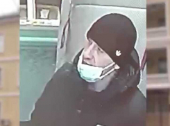 Ограбил магазин с применением насилия: в Волгоградской области разыскивают мужчину в черном 