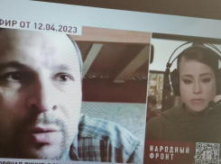 Активист из Камышина Петр Баранов доложил активистке ОНФ, российской телеведущей Юлии Барановской о негодных тротуарах в Камышине (ВИДЕО)