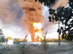 «Было шесть взрывов»: пожар на нефтебазе в Калаче Волгоградской области, случившийся  из-за попадания обломков беспилотников, сняли на камеры (ВИДЕО)