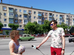 В День России в Камышине волонтеры раздавали трехцветные ленточки - на камеры