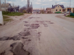 В Камышине водители, измученные «дырявыми» дорогами, призывают демонстративно перекрывать самые опасные участки