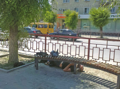 Опять товарищ «развалился» на улице Ленина на тихий час, и никто не обращает внимания! - камышанин