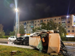 В «Фольксвагене», устроившем аварию на мосту в Камышине, все отказались от того, что были за рулем: полиция просит откликнуться очевидцев