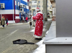 В Камышине Дед Мороз решил на улице спеть под гитару в качестве подработки и репетиции перед праздниками