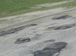 Камышане критикуют латочный ремонт на улице Гагарина в Камышине: мол, латки уже смыло дождем