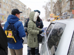 Школьники рассказывали водителям, что надо уступать дорогу детям-пешеходам