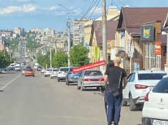 В полиции прокомментировали опасный камышинский сюжет с двумя путешественниками на самокате на проезжей части