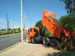 Администрация Камышина организовала, наконец, работы по устранению «провала» на дамбе, возникшего после ливня в начале июля