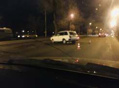 В Камышине во время ДТП легковушка врезалась в дерево, сбив пешехода