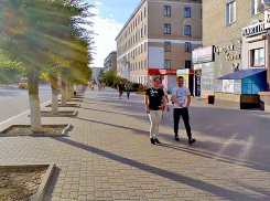 В администрации Камышина решили, что город должен прирастать рекламными конструкциями, в  том числе у поворота на кладбище