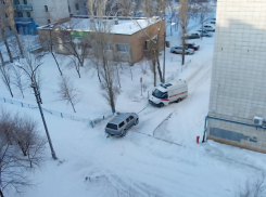 Камышане пишут в соцсетях, что после ночи снегопада «скорые» буксовали у ковидного отделения госпиталя на третьем городке, их буксировали на тросе