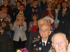 Многосотенный зал Дворца культуры «Текстильщик» встал в едином порыве, приветствуя горстку ветеранов Великой Отечественной