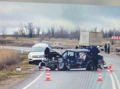 Троих израненных увезла «скорая» после столкновения авто на трассе между Котово и Камышином