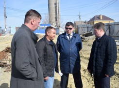 Станислав Зинченко прибыл на строительную площадку в 4-м микрорайоне Камышина и заявил, что опасений по темпам возведения нового дома у него нет