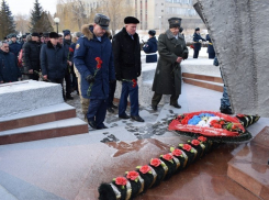 Минута молчания, цветы на граните - в Камышине прошли митинги в канун 23 февраля