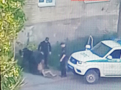 В Камышине полиция «остужала» раздевшегося до трусов и разлегшегося у подъезда мужчину на улице Терешковой (ВИДЕО)