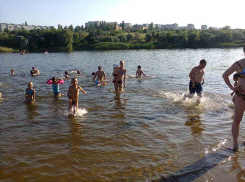 В Камышине на пляже Гремячий поплыл через Камышинку и утонул на глазах отдыхающих 19-летний парень