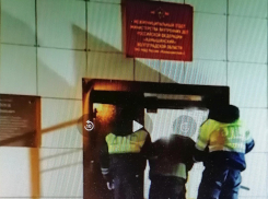 Полицейские Камышина задержали подозреваемых в совершении серийных краж из сельских магазинов (ВИДЕО)