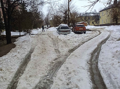 В Камышине трудятся 170 дворников и 7 единиц техники, но снег побеждает