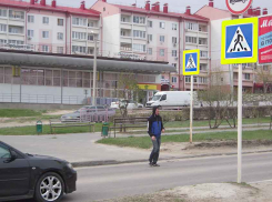 В Камышине из-за дождей никак не могут приступить к нанесению разметки на вконец стершихся пешеходных переходах