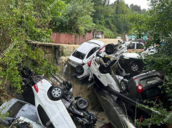 В Сочи, где в эти дни отдыхают и камышане, после залпового ливня смыло авто и затопило дома, - «Блокнот Сочи» (ВИДЕО)