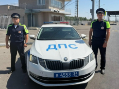 В дороге водителя прихватил приступ, и полицейские сели за руль его машины, а самого пациента домчали в стационар