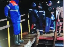 В Камышине молодые мужчины первыми шагнули в ледяные купели (ВИДЕО)