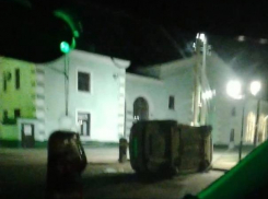 Минувшей ночью в городе Петров Вал Камышинского района лег на бок автомобиль, обошлось без раненых, но ЧП обрастает слухами (ВИДЕО)