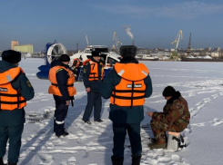 В Камышине спасатели объезжали на катере- «подушке» рыбаков и инструктировали их на льду