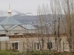 Пусть власти Камышина покажут разрешение этому заводишку дымить на город по-черному! - камышанка