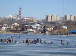 В Камышине случился очередной «десант» рыбаков на Камышинку