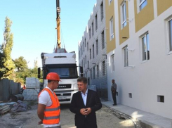 Администрация Камышина показала, как Станислав Зинченко инспектировал строительство нового дома для переселенцев из ветхого жилья