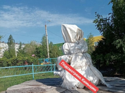 В Камышине Каштановую аллею продолжает «украшать» нелепый законсервированный фонтан, замотанный в мешок