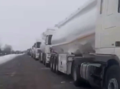 Колонна цистерн застряла из-за непогоды в Камышинском районе 