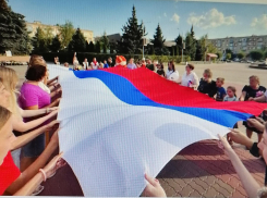 В Камышине у ДК «Текстильщик» развернули огромный триколор