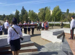 В Камышине возложили цветы и гирлянды в парке Победы 3 сентября