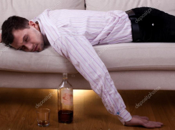 Хозяин квартиры проснулся после гулянки и пережил шок: рядом лежал труп