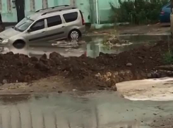 В сети набирает тысячи просмотров ролик, как в Камышине неожиданно «поплыла» реконструируемая улица Октябрьская (ВИДЕО)