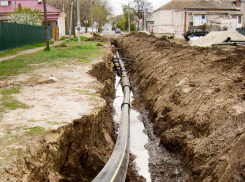 В Камышине на улице Калинина, где всю зиму пролежали трубы коммуникаций, начали, наконец, их укладку