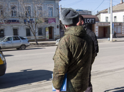 Молодых мужчин в Камышине и Камышинском районе усиленно агитируют служить по контракту в СВО 