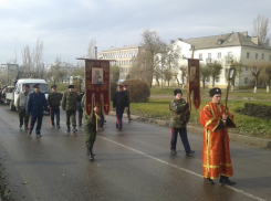 Крестный ход в Камышине возвел в ранг курьеза памятник святому на Комсомольской площади 