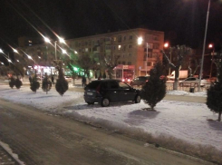 Камышане в соцсетях пристыдили «красавца», запарковавшегося на газоне на улице Ленина