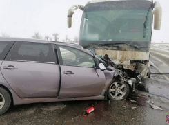 Рейсовый автобус разбился на трассе в Волгоградской области вчера, 24 февраля