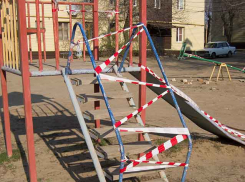 В Камышине начали перевязывать сигнальными лентами детские площадки и скамейки
