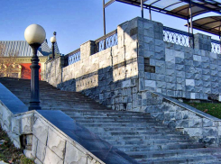 В Камышине набережная уходит в зиму с отвалившейся облицовкой, а что мы увидим весной?- камышанка